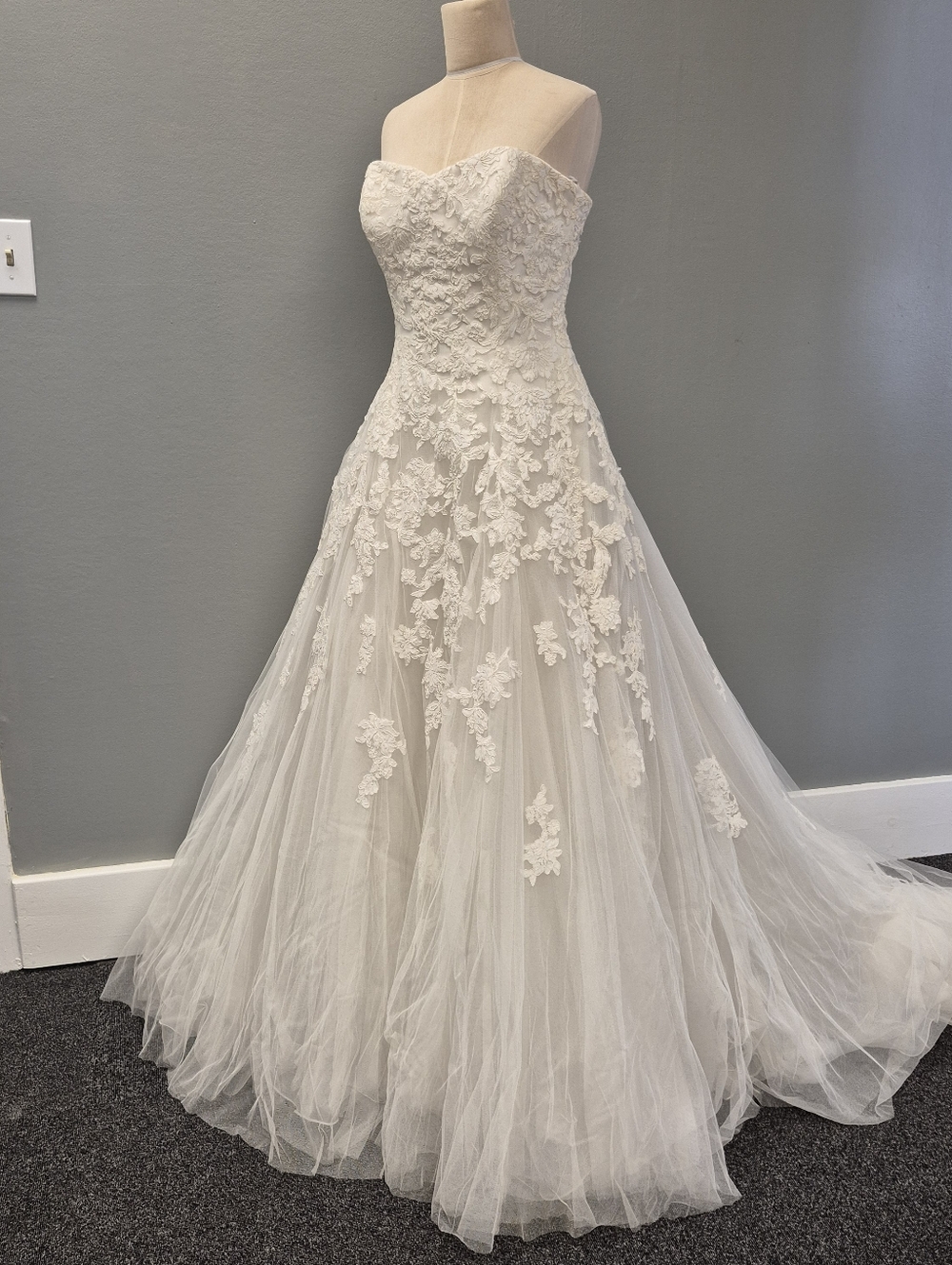 ​Pronovias Alcanar Lace & Tulle A-Line Wedding Dress - US 12 - Bustle Ready